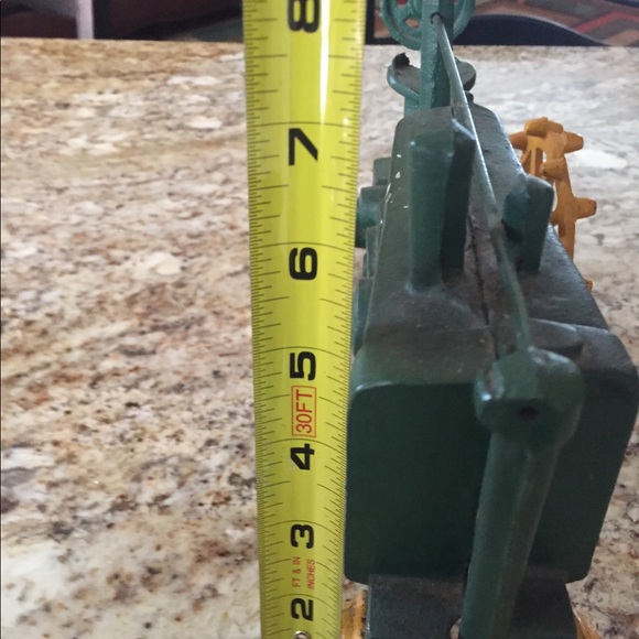 Cast iron John Deere toy tractor - Picture 5 of 7